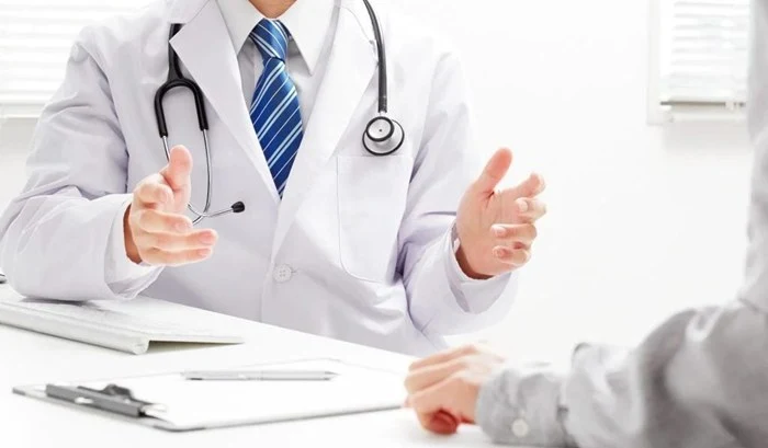 피부 장벽 손상으로 피부 트러블이 발생한 환자가 피부과 전문의와 상담하는 장면으로, 원인 분석과 치료 방법을 설명하는 상황을 나타낸다. (A dermatologist consulting a patient about skin barrier damage and treatment options.)