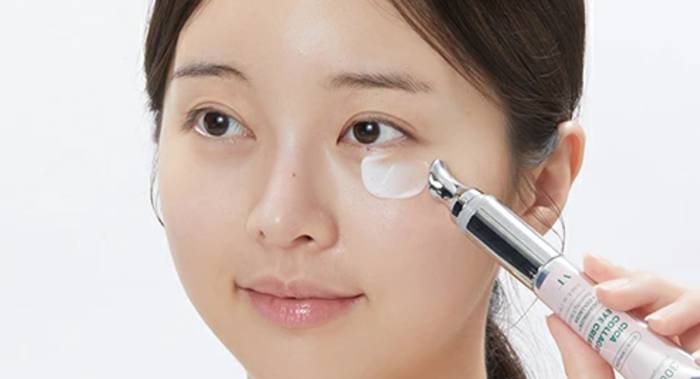 눈가 주름 개선을 위한 아이크림 바르는 방법 / Applying eye cream for wrinkle reduction and eye area care