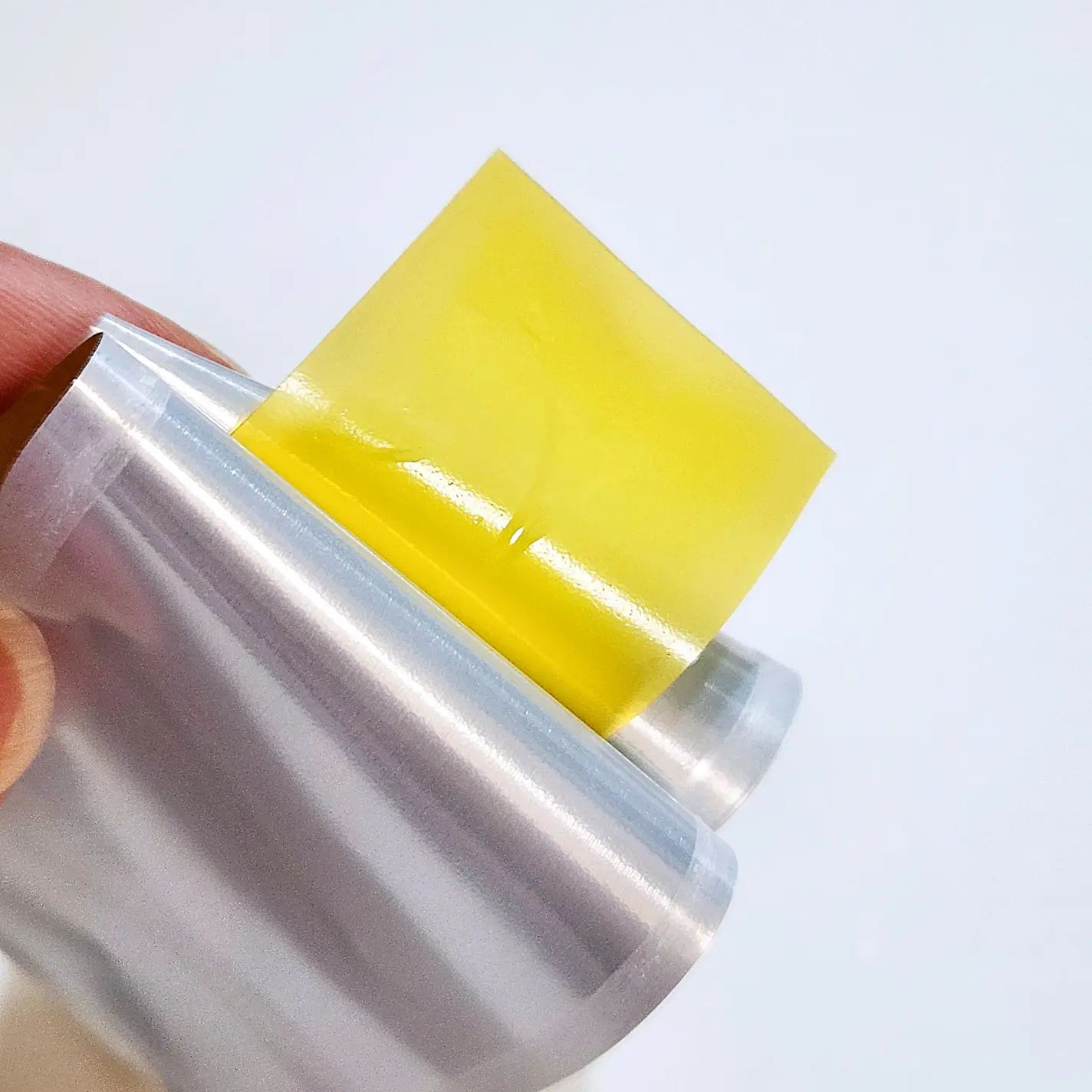 글루타치온 패치 형태의 필름 제품 클로즈업 / Close-up view of glutathione patch film used for skin brightening