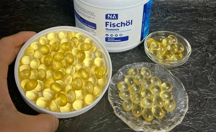 오메가3 피쉬오일 젤리 캡슐이 담긴 용기 / Fish oil omega-3 softgels in a container