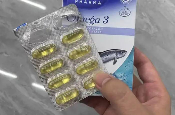 오메가3 캡슐 포장 블리스터와 제품 상자 / Omega-3 blister pack with product box