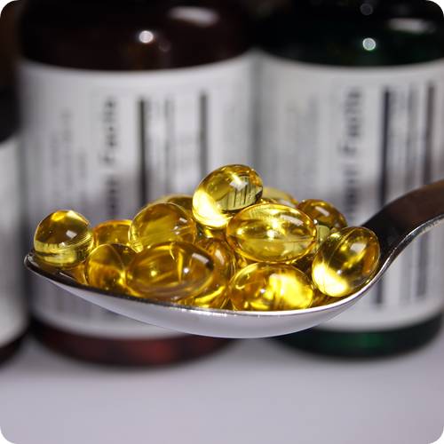 오메가3 영양제 캡슐이 담긴 스푼 / Omega-3 supplement softgel capsules on a spoon