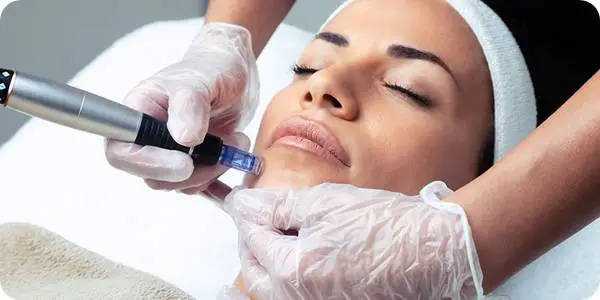 피부과 전문의가 여성의 턱선 부위에 써마지 고주파 리프팅 기기를 대고 시술하는 장면. 환자는 눈을 감고 편안히 누워 있으며, 의료진은 위생 장갑을 착용한 채 정밀하게 시술을 진행하고 있다. (A dermatologist performing Thermage radiofrequency lifting treatment along a woman’s jawline while she lies calmly with eyes closed, the practitioner wearing medical gloves for a precise procedure.)